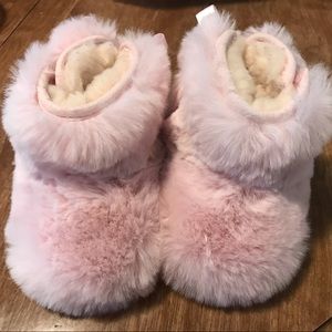 Girl fuzzy Uggs